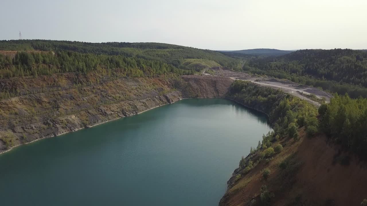 vista aérea de una cantera con un lago