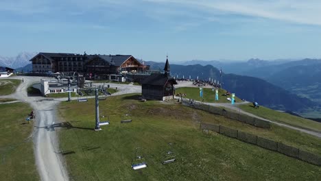 斯密特霍赫山 (schmittenhohe mountain) 和奧地利的伊麗莎白教堂 (elizabeth chapel) 的無人機拍攝