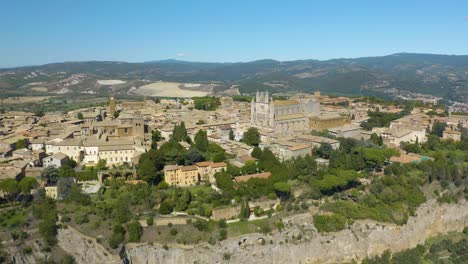 Toma-Cinematográfica-De-Establecimiento-De-La-Catedral-De-Orvieto-Desde-Arriba