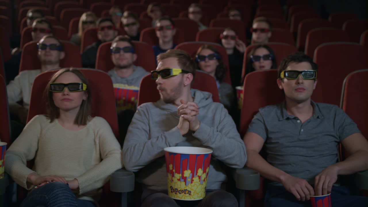 personas que usan gafas de cine 3d en el cine. entretenimiento cinematográfico