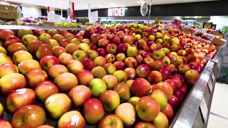 varias manzanas ordenadamente dispuestas en la exhibición del supermercado