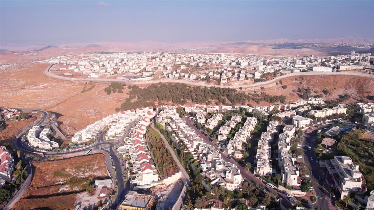 이스라엘과 팔레스타인 마을이 울타리로 나어져 있는 공중 영상