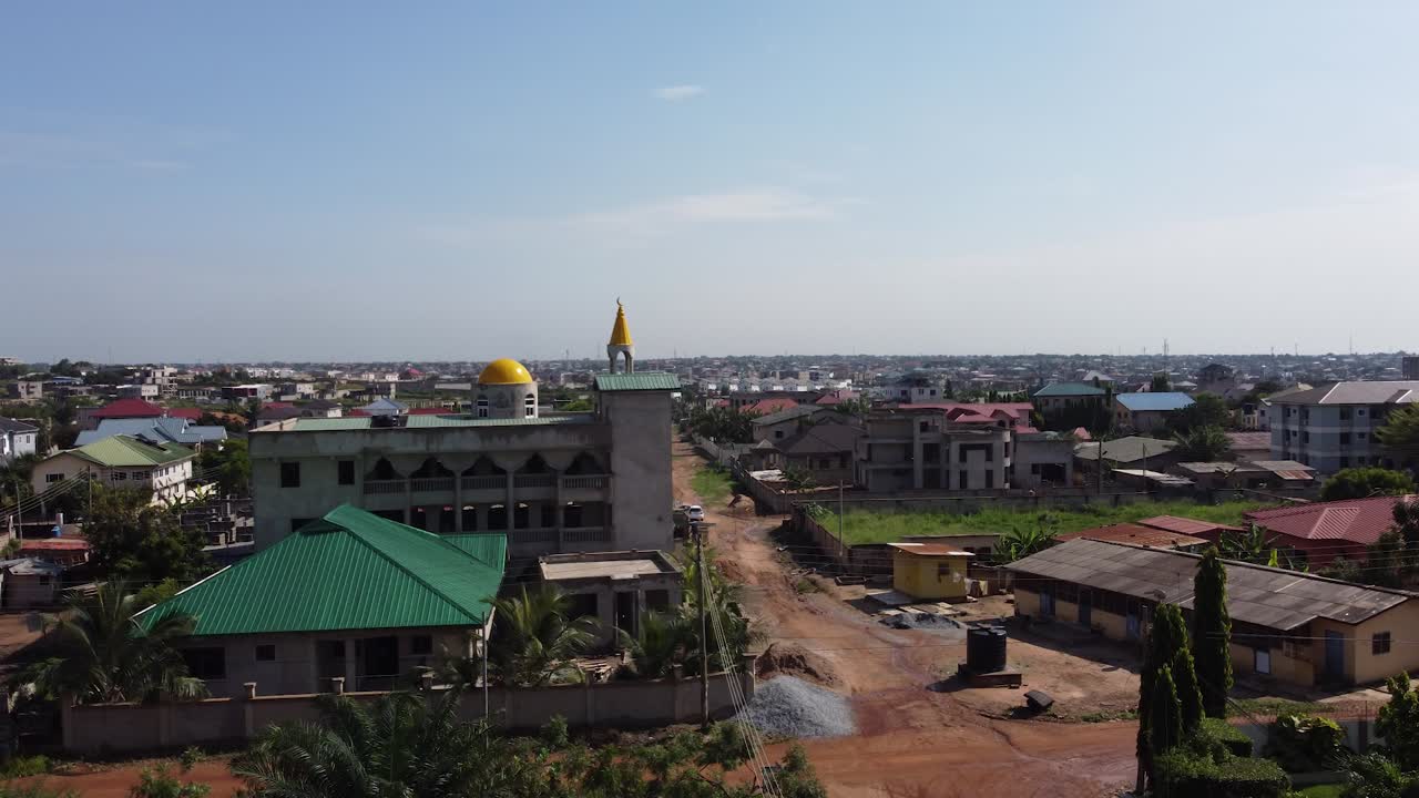 Vista aerea con drone, skyline di Accra, Ghana, paesaggio urbano africano, paesaggio urbano, edifici moderni, traffico cittadino, destinazione di viaggio, Africa, filmato aereo cinematografico