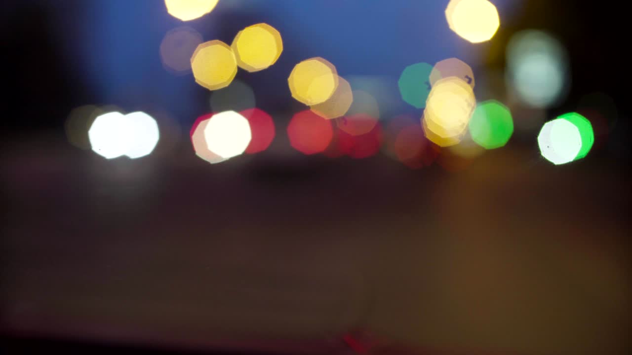 semáforos desenfocados por la noche en moscú