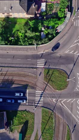 cruce de tráfico en una intersección ocupada en la ciudad