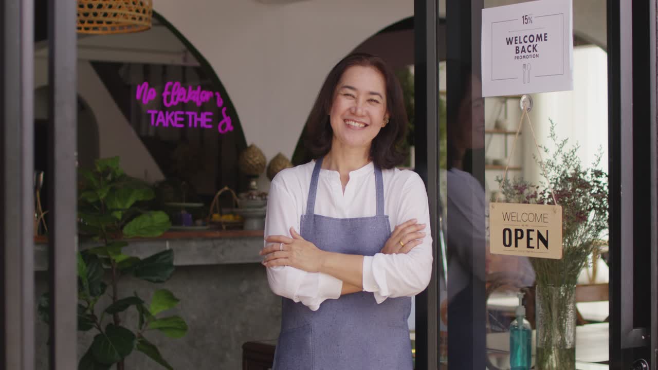 술집 주인이 웃으며 긍정적 인 감정이 팬데 후 다시 열립니다.