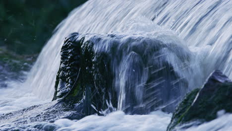 Agua-Que-Fluye-En-Rápidos,-Cerrar