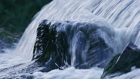agua que fluye en rápidos, de cerca