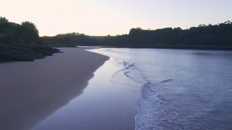 Sanfte-Meereswellen-Am-Einsamen-Sandstrand-Bei-Sonnenuntergang-Playa-De-La-Arena,-Spanien-Antenne