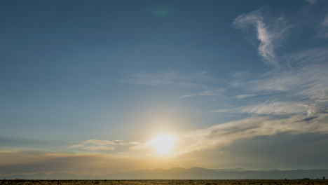 El-Humo-Del-Fuego-Del-Lago-En-California-Se-Mezcla-Con-Las-Nubes-Sobre-El-Paisaje-Del-Desierto-De-Mojave-Al-Atardecer-En-Este-Trágico-Lapso-De-Tiempo-En-La-Temporada-De-Incendios-Forestales