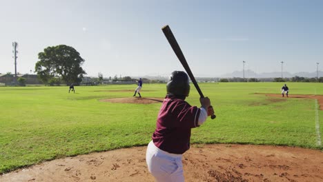 Grupo-Diverso-De-Jugadoras-De-Béisbol-Jugando-En-El-Campo,-Bateadora-Balanceándose-Para-Lanzar-La-Pelota