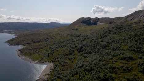 Hermosa-Toma-Aérea-Volando-Sobre-Un-Lago-En-Las-Montañas-De-Rogaland,-Noruega