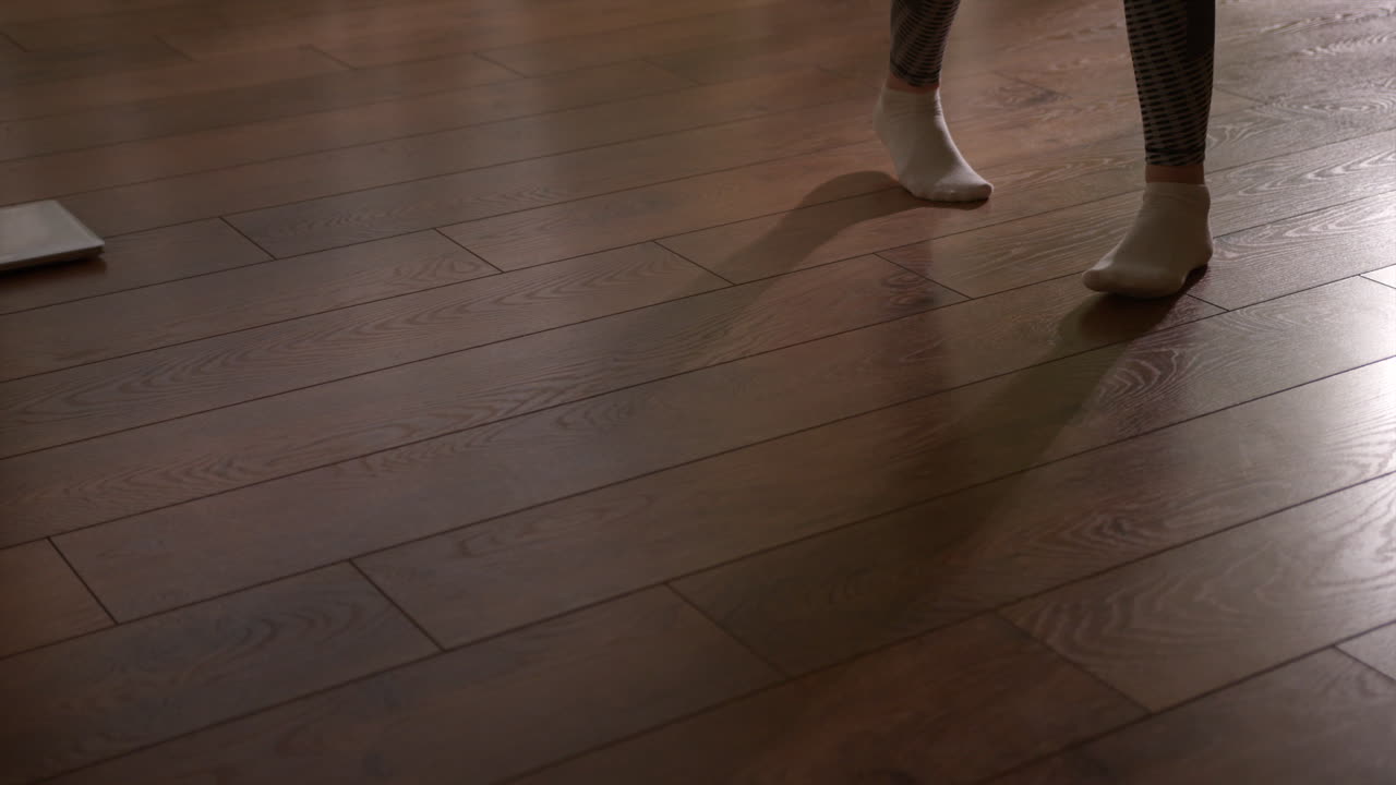 집 에서 요가 운동 을 하는 여자