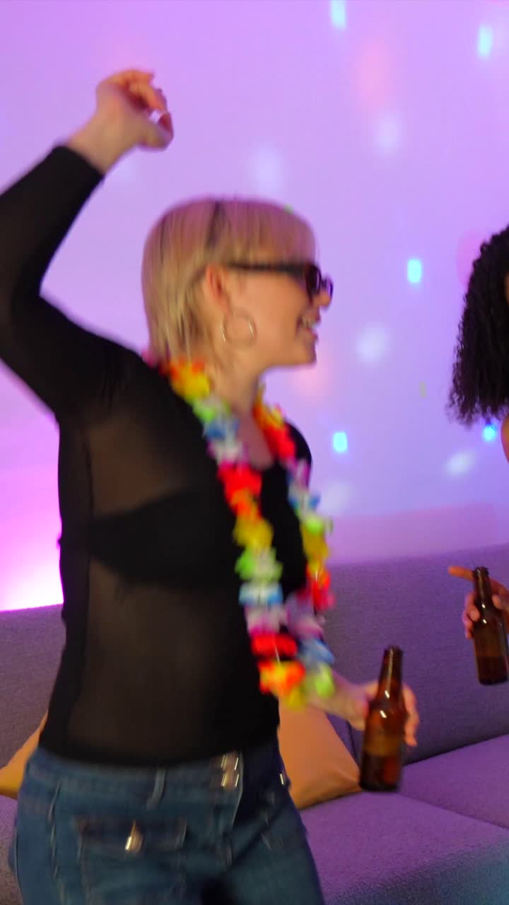 amigos divirtiéndose en una fiesta