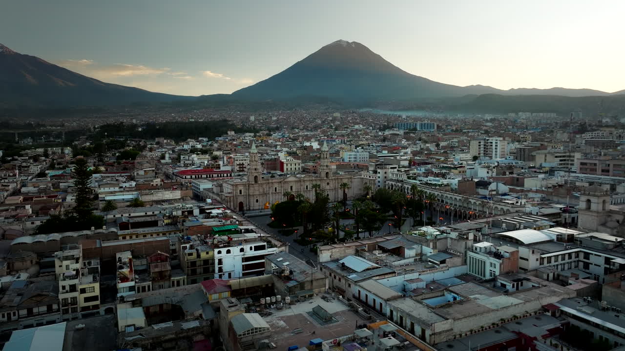Droonikuvaa Arequipan, valkoisen kaupungin, historiallisesta kaupunkikuvasta Basílica-katedraalin ja El Misti -tulivuoren kera auringonlaskun aikaan, Peru.