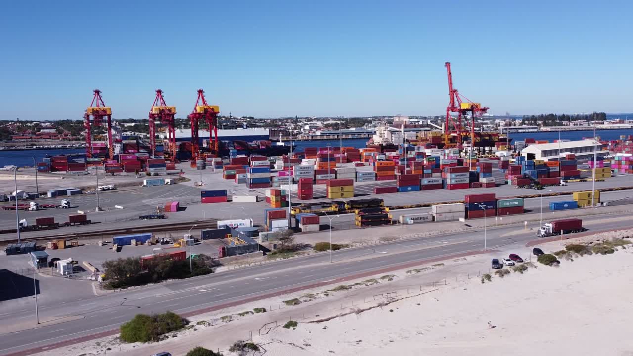 vehículo comercial que transporta mercancías hacia el puerto de fremantle, australia occidental
