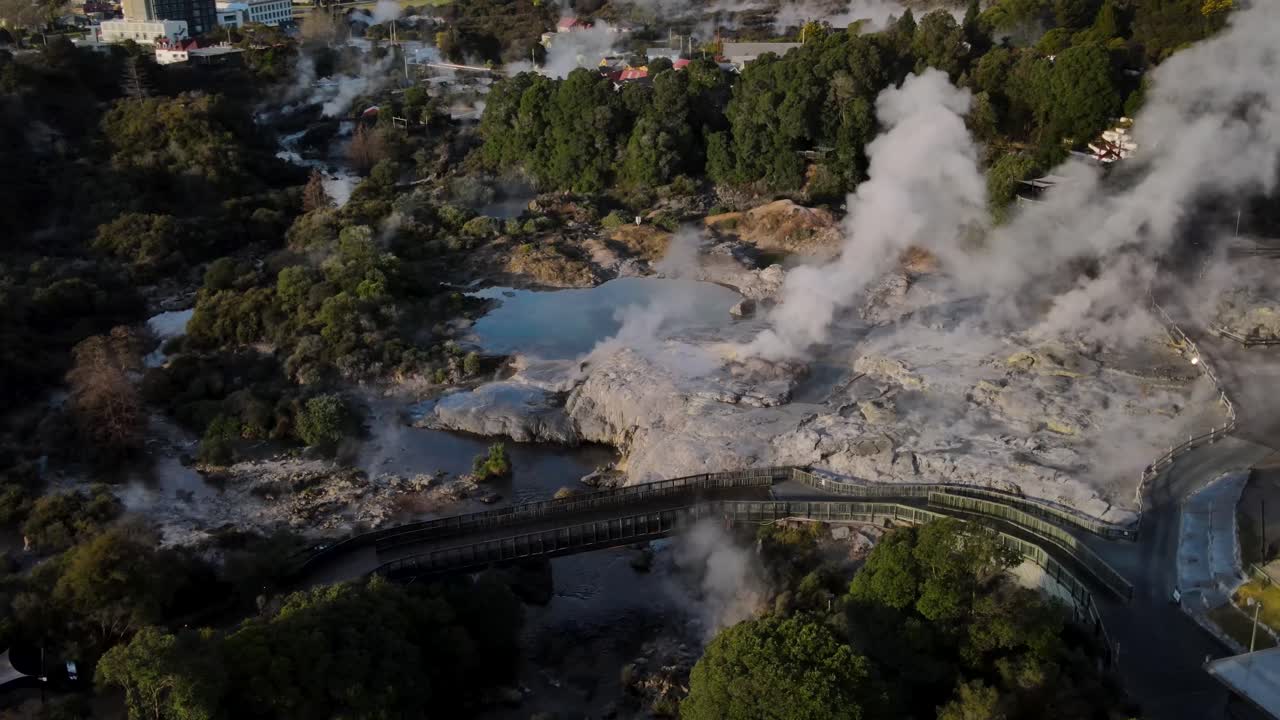 выдающееся воздушное изображение термальной долины и главного гейзера похуту, новая зеландия