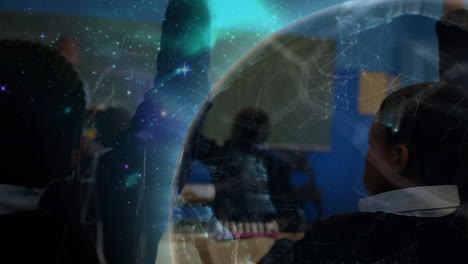 animación de redes de conexiones y globo sobre diversos escolares levantando las manos