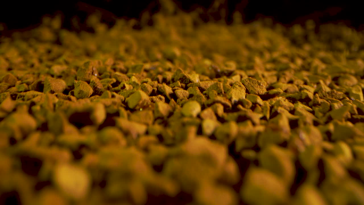 앞으로 카메라, 검은 배경에 떨어지는 매크로 인스턴트 커피