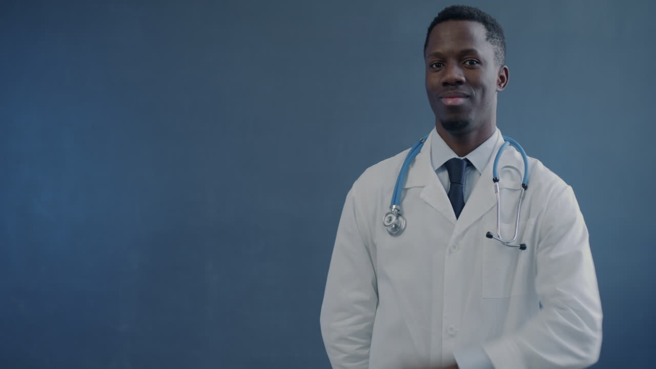 Médecin pointant