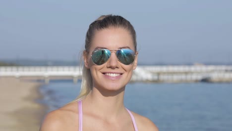 Porträt-Einer-Lächelnden-Und-Schönen-Blonden-Frau-Am-Strand-An-Einem-Sonnigen-Tag