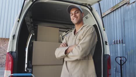 retrato de un conductor de furgoneta masculino fuera de un almacén