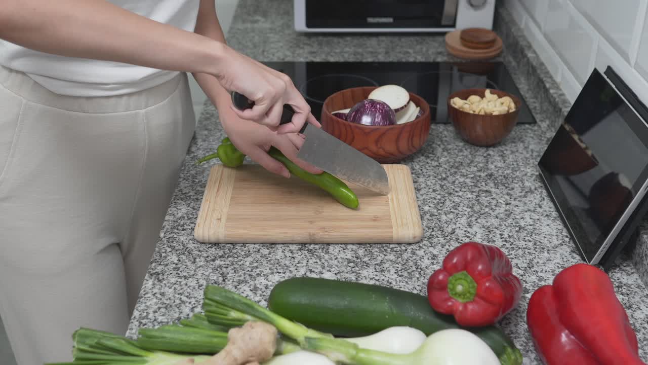 mujer cortando verduras en la cocina