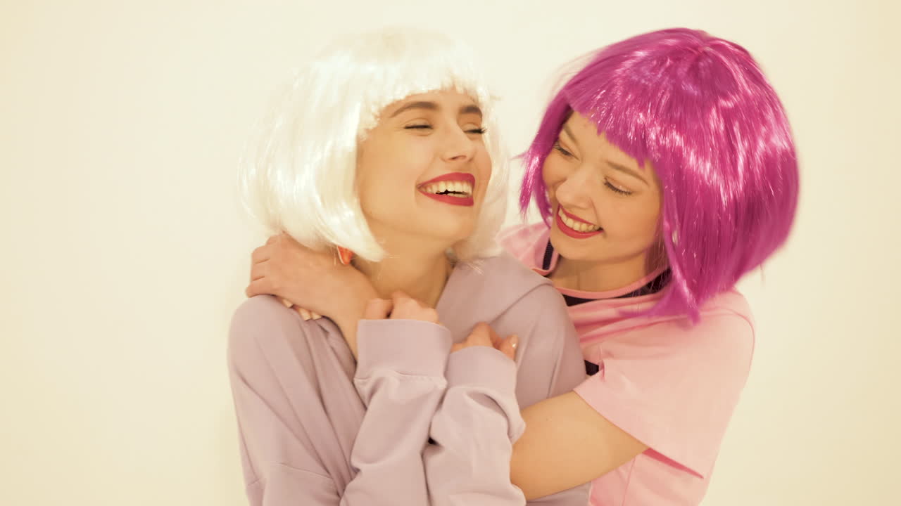 두 명의 행복한 여성들이 털털로 안고 있습니다.