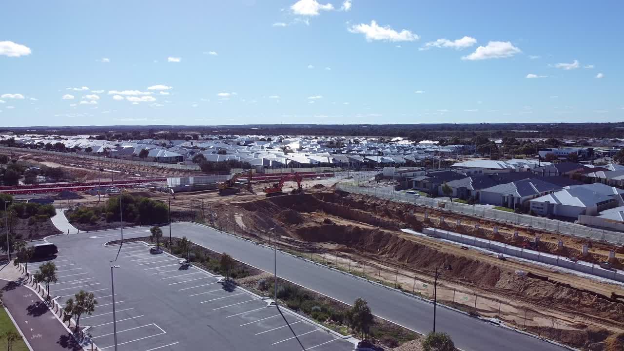 dolly vista derecha hacia la carretera sobre las obras ferroviarias en el paseo marítimo de santorini butler, perth