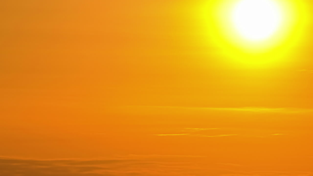 수평선에 생생한 햇빛이 비치는 밝은 저녁 하늘