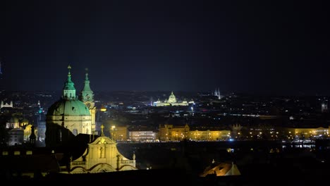 Blick-Auf-Das-Prager-Zentrum-Und-Die-Sehenswürdigkeiten-Von-Der-Prager-Burg-Bei-Nacht,-Schwenk-Nach-Rechts