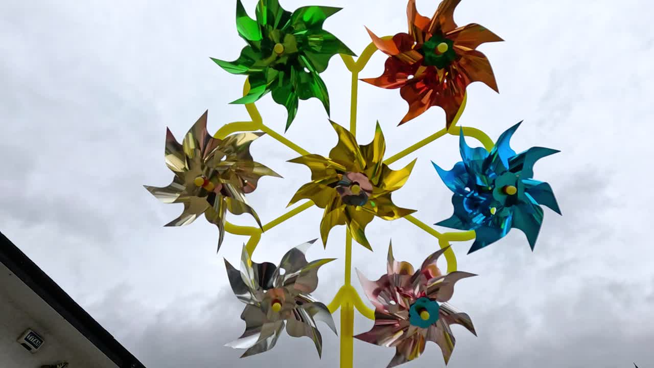 구름이 가득한 하늘을 배경으로 활기찬 바람을 는