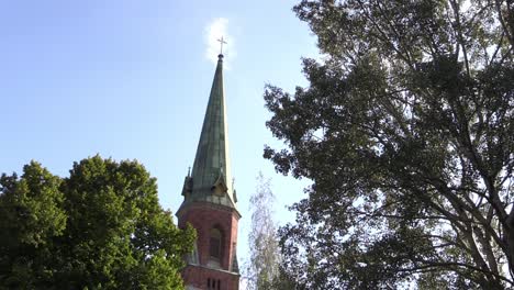 kirche zwischen bäumen an einem sommertag