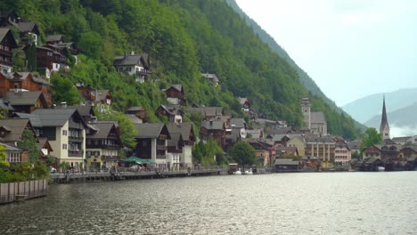 Hallstatt-Está-Situado-Entre-La-Costa-Suroeste-Del-Lago-Hallstätter-Y-Las-Empinadas-Laderas-Del-Macizo-De-Dachstein.