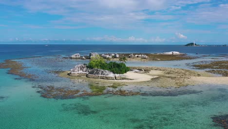 bela água azul-turquesa em torno de ilhas tropicais em belitung