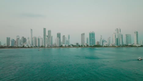 Luftaufnahme-Drohne-Nähert-Sich-Der-Küstenstadt-Im-Ozean,-Cartagena,-Kolumbien