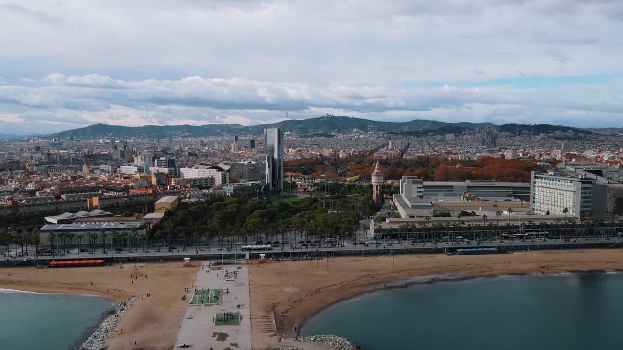 AÉREO: Barcelona, Espanha. Grande plano de drone da cidade e do oceano