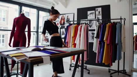 designer di moda al lavoro