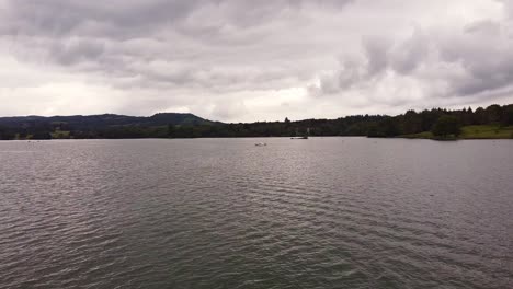 Luftaufnahme-Vom-Windermere-Wasser-Zum-Motorboot