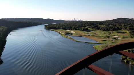 Luftdrohne,-Die-Sich-Rückwärts-Bewegt,-Fliegt-Tagsüber-über-Der-Pennybacker-Brücke-In-Austin,-Texas,-Am-Hang-Entlang