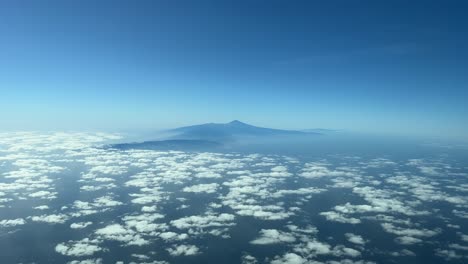 vista aérea desde una cabina de jet de la isla de tenerife y el volcán teide durante el descenso para el enfoque en una espléndida y soleada mañana de invierno