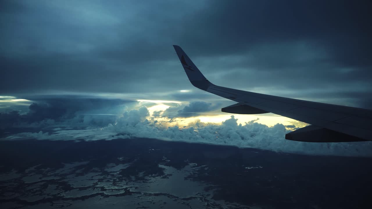 일몰 한가운데 난기류가 있는 비행기 창의 전망