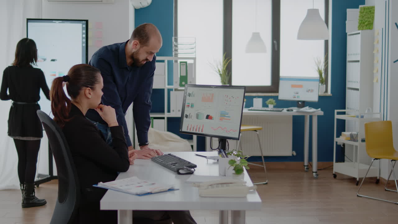 Colleghi di lavoro che fanno lavoro di squadra per la strategia di marketing