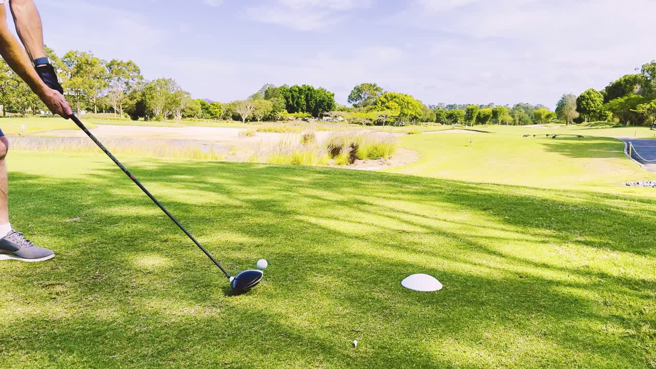 은 날에 스을 하는 골퍼