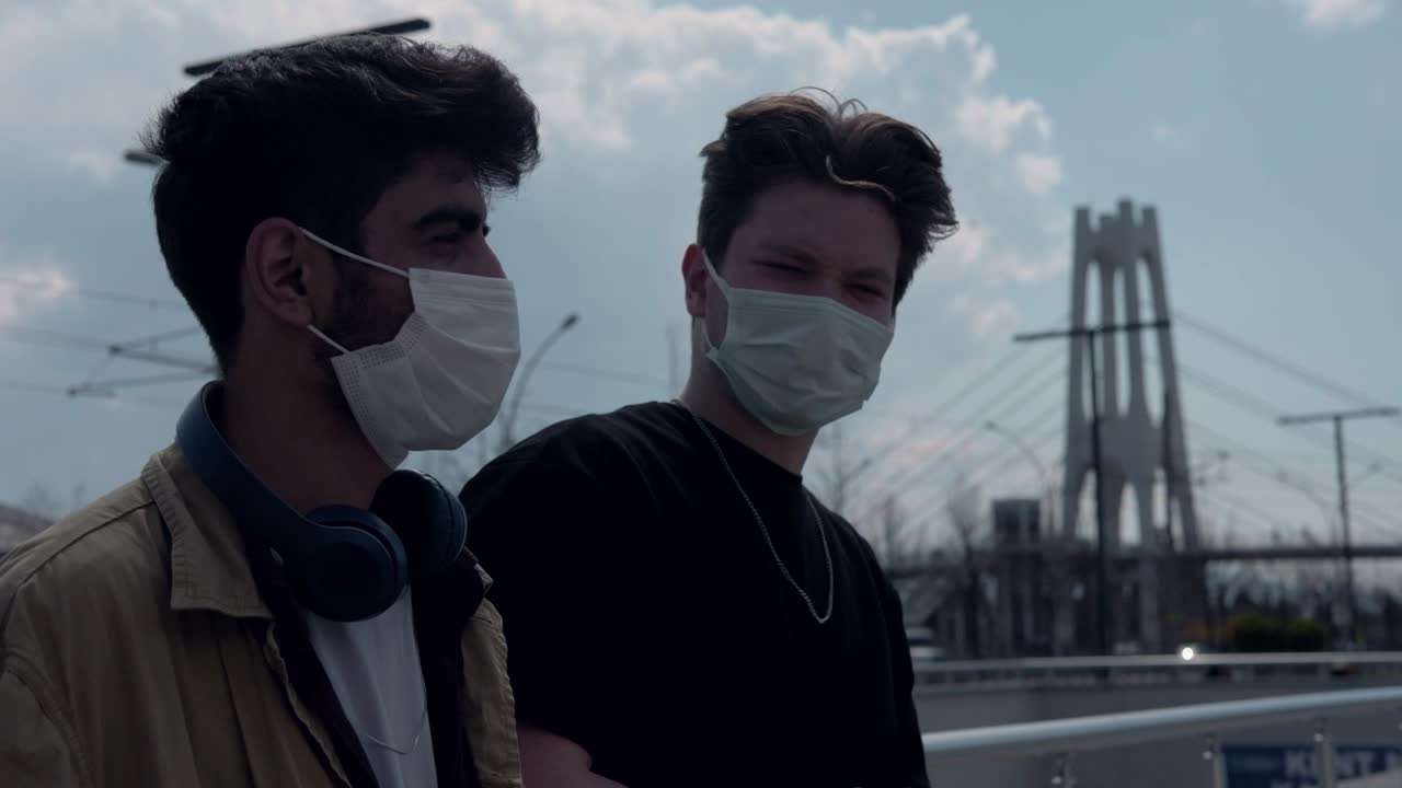 젊은이 들 이 대화 하고 있다