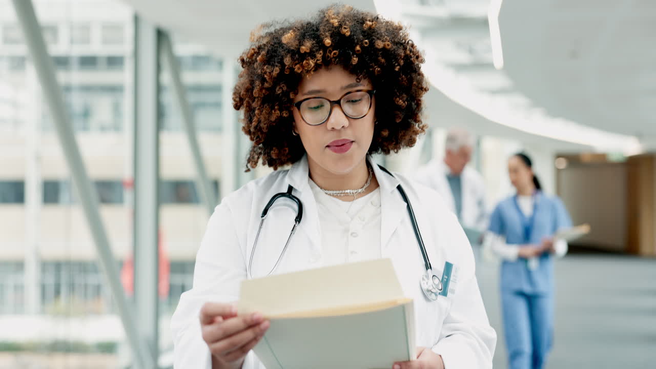 Medico, donna e lettura di un referto in corridoio