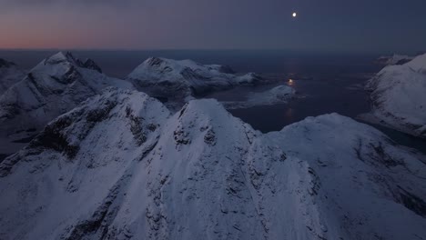 Vista-Aérea-Del-Hermoso-Paisaje-De-La-Montaña-Nevada-De-Noruega-Durante-El-Invierno