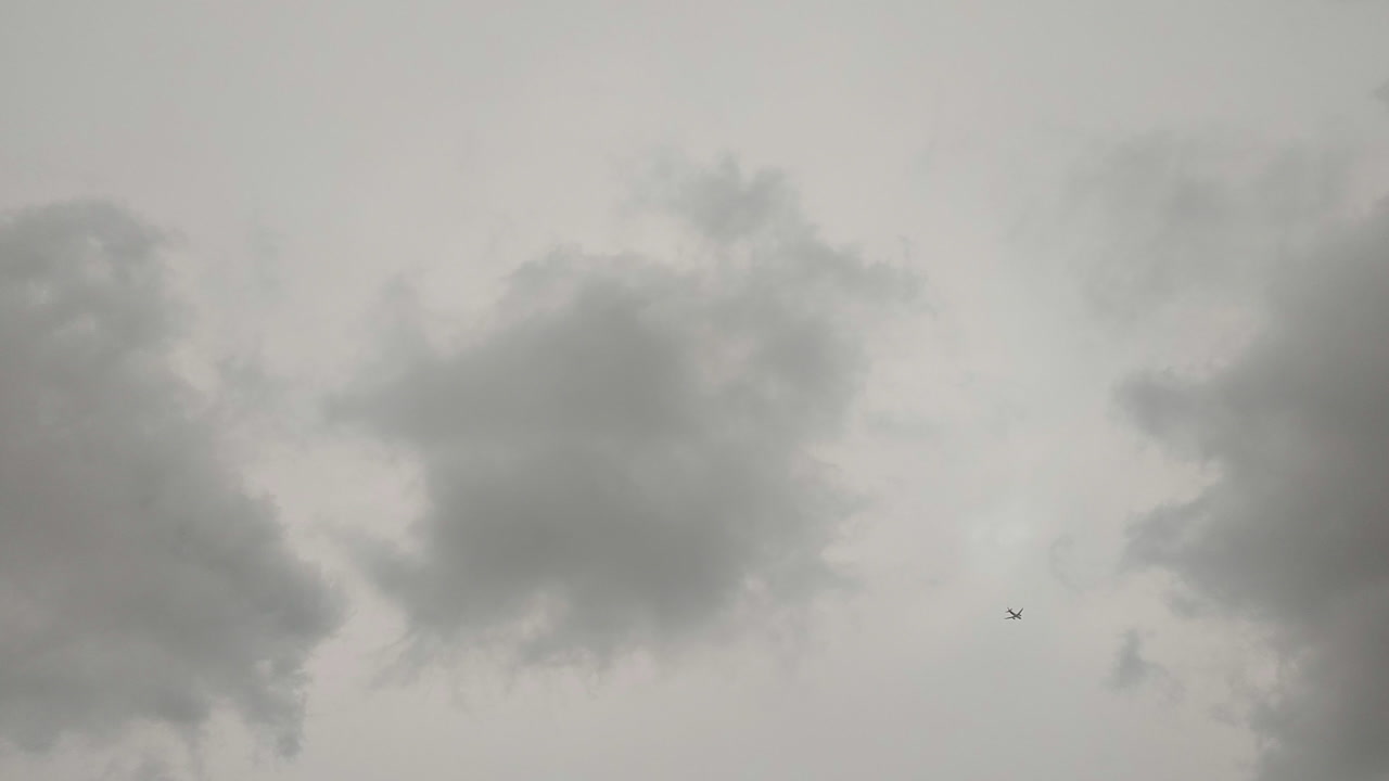 비행기가 검은 구름 위를 날았다