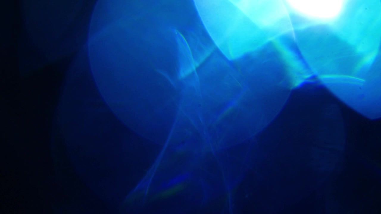 Sovrapposizione dinamica di fughe di luce blu e bagliori dell'obiettivo