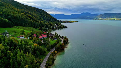 Casas-Junto-Al-Lago-Cerca-Del-Lago-Maravillosa-Naturaleza-Tranquila-Paisaje-Pintoresco,-Aéreo